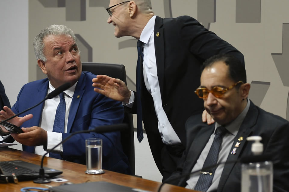Pedido de vista adia votação de PL sobre população LGBT encarcerada