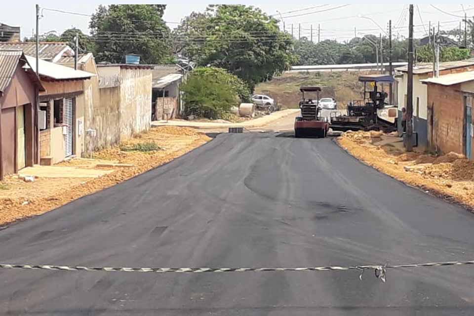 Prefeitura asfalta rua do Canal e acaba com mais de 50 anos de sofrimento dos moradores