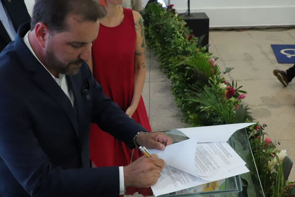 Durante Iclei, prefeito assina memorando de intenção para Mentoria em Ordenamento Territorial para Cidades Amazônicas