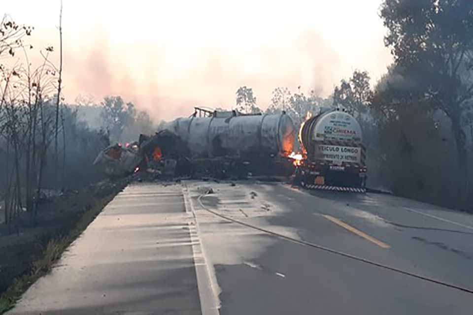 Grave acidente na BR-364 entre duas carretas provoca explosão e duas mortes