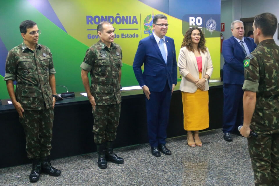 Marcos Rocha condecora comandante da 17ª Brigada de Infantaria e Selva e compartilha experiências com militares