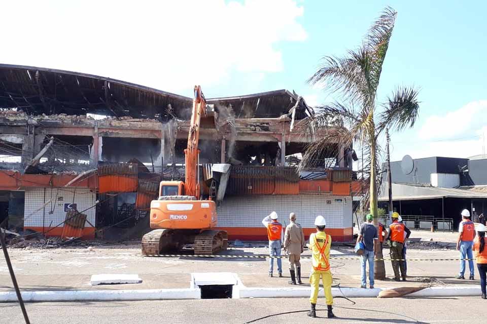 Prédio da Rondobras destruído por incêndio começa ser demolido em Porto Velho 