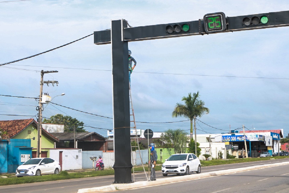 Prefeitura faz manutenção em semáforos da BR-364
