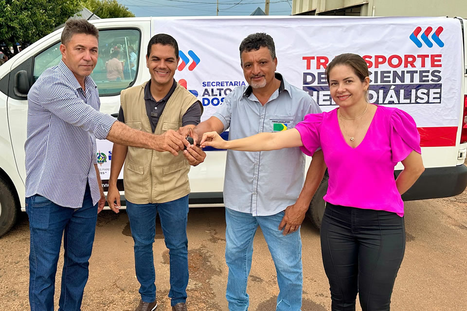 Deputado Cássio Gois entrega van de 230 mil reais para transporte de pacientes em Alto Alegre dos Parecis