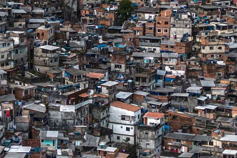 Favelas têm maior proporção de templos religiosos do que o resto das cidades, mostra pesquisa