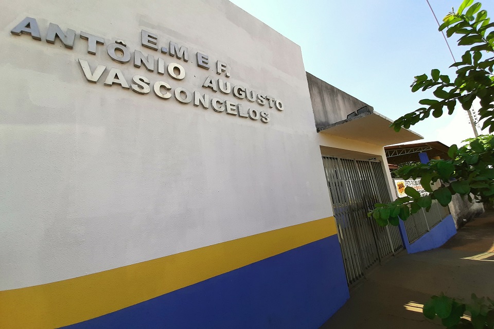 Servidores e alunos comemoram avanços na Escola Antônio Augusto Vasconcelos