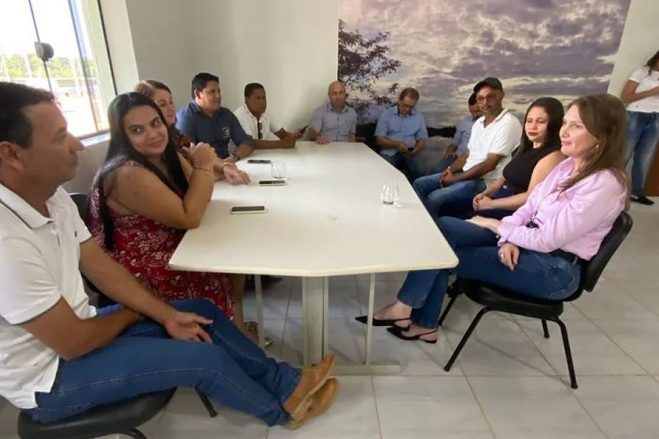 Deputada Lebrinha debate investimentos para Pimenteiras do Oestes