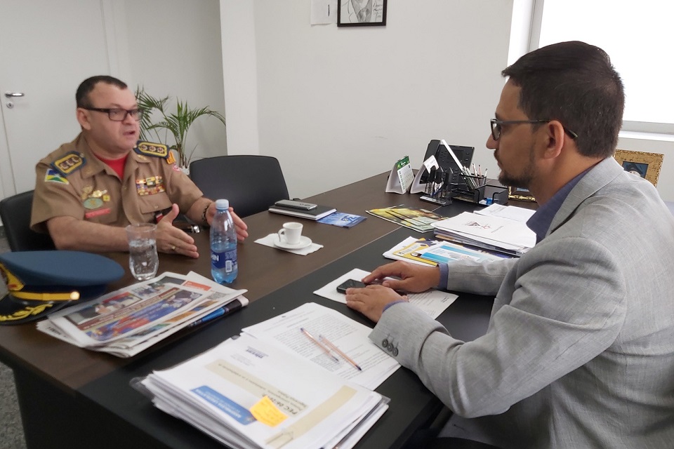 Anderson Pereira questiona subcomandante dos Bombeiros sobre interdição da Escola Duque de Caxias