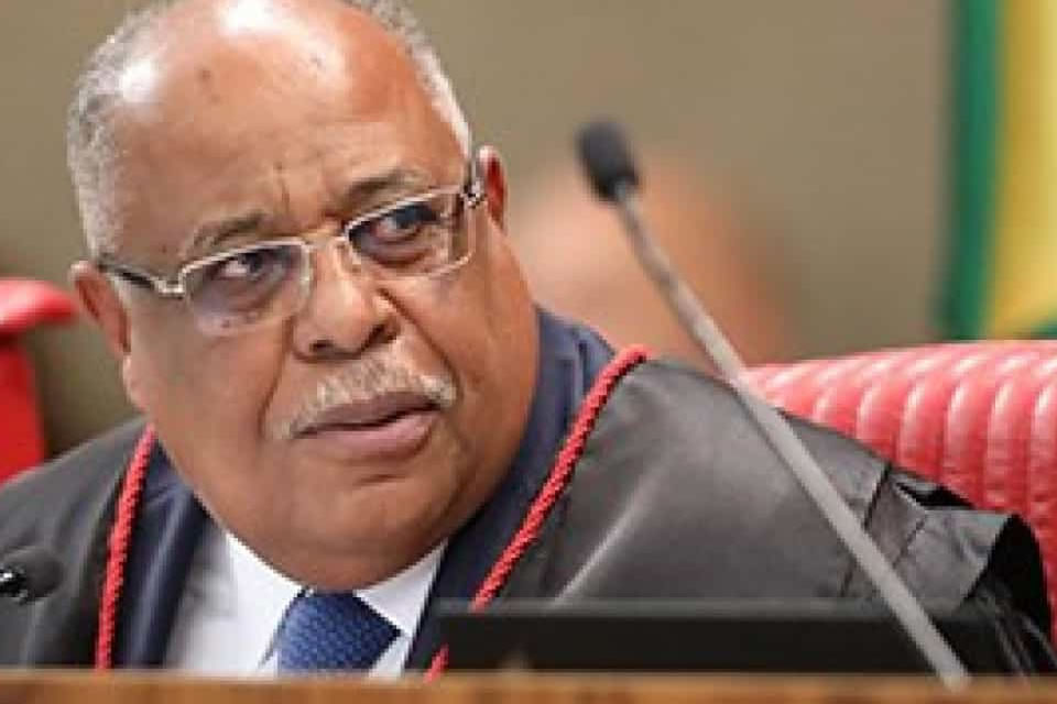 Relator de condenação de Bolsonaro deixa TSE e diz que democracia é frágil