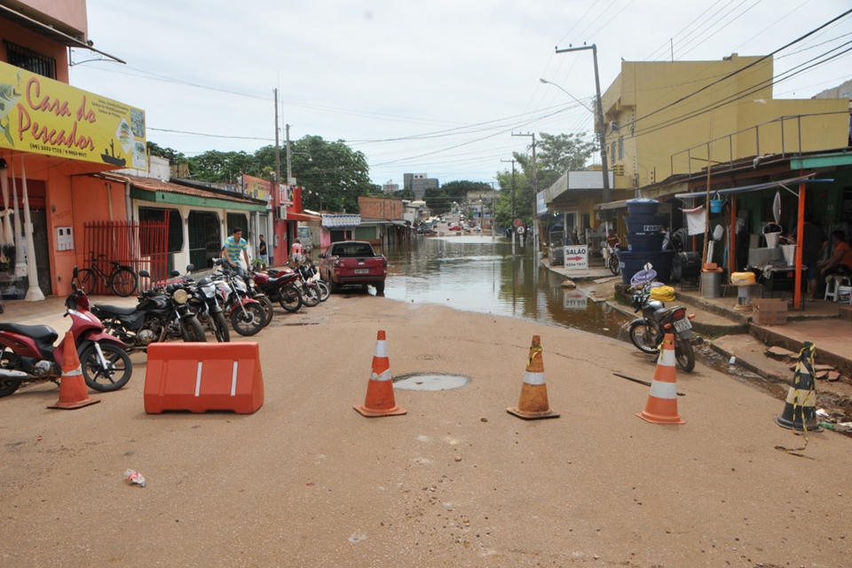 Ruas são interditadas por causa da cheia do Rio Madeira em Porto Velho