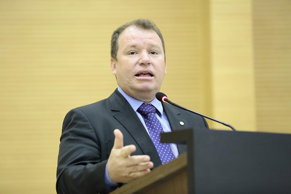 Dr. Neidson cobra benefícios para servidores da saúde estadual