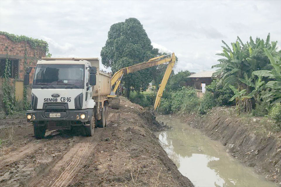 Semisb limpa canal dos Tanques e pede para população não jogar lixo em locais públicos