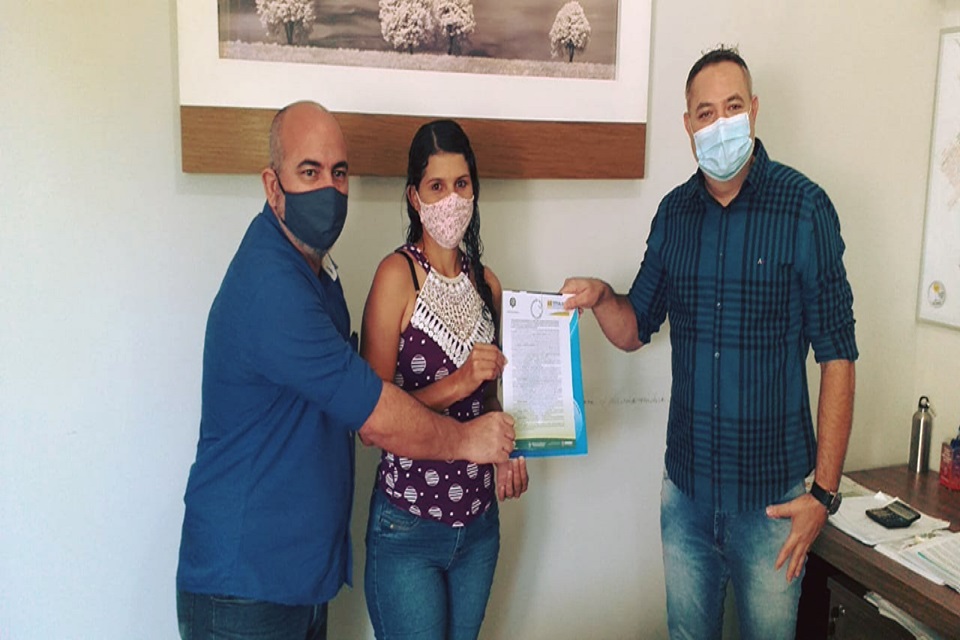 Títulos de propriedade urbana são entregues aos cidadãos de Ouro Preto D’Oeste e Corumbiara