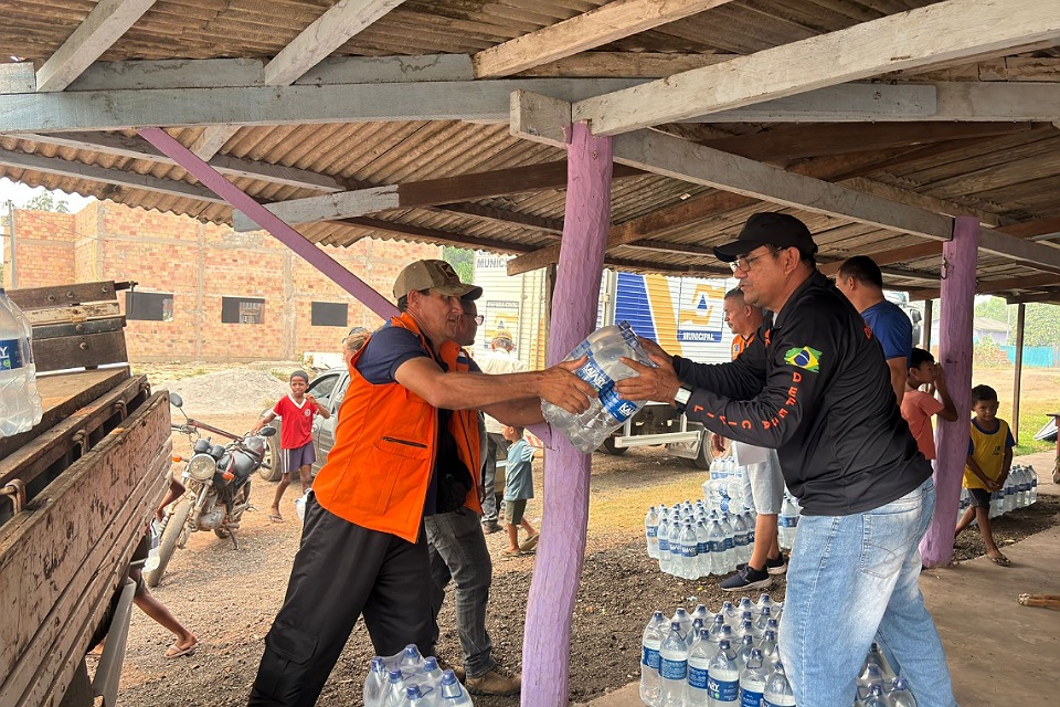 Comunidade da Vila Marmelo recebe doação de água potável