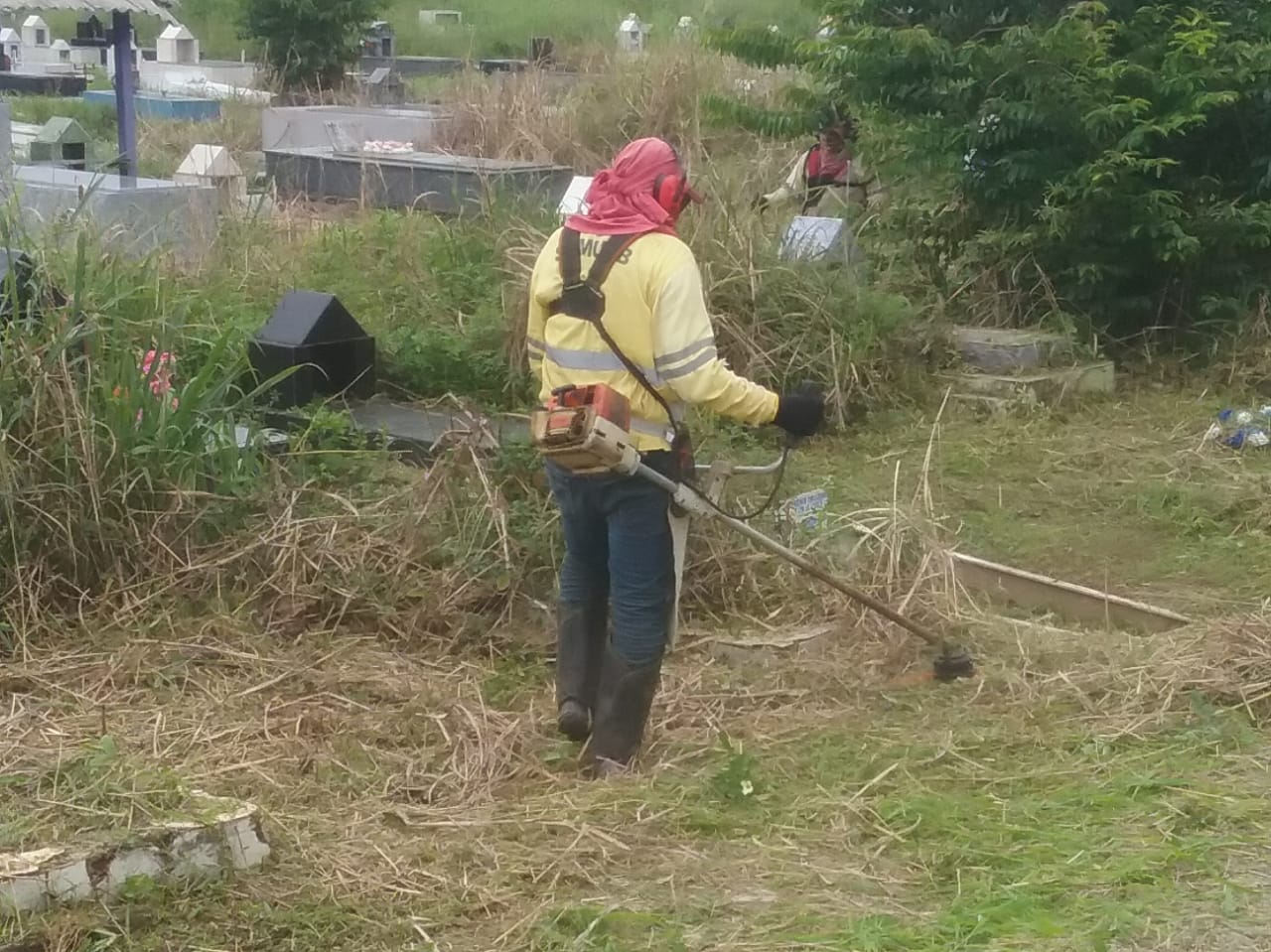 Prefeitura intensifica trabalhos nos cemitérios públicos da capital