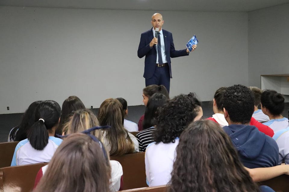 Deputado Ismael Crispin visita escolas para falar do concurso de Redação e escolha da Bandeira da Assembleia Legislativa