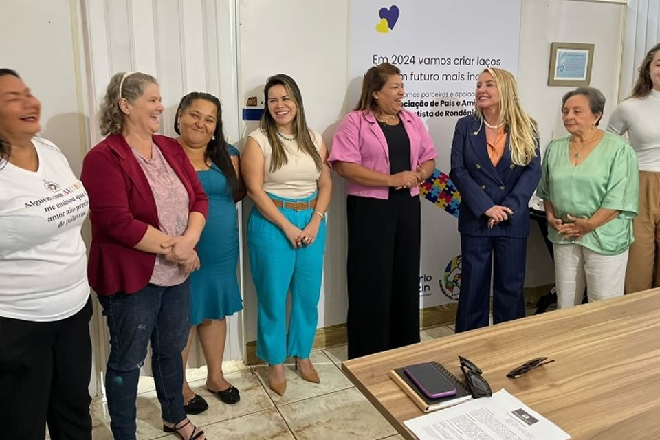 Ieda Chaves fortalece a atuação da AMA-RO com a entrega de equipamentos de informática