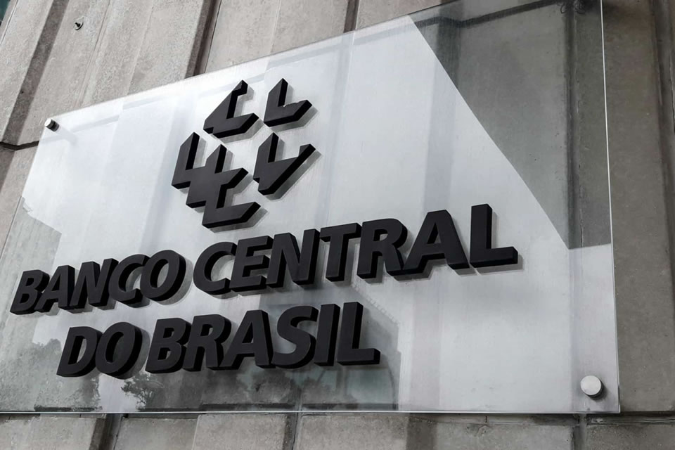 Mesmo após falas de Lula, BC interrompe corte de juros e mantém Selic a 10,5%