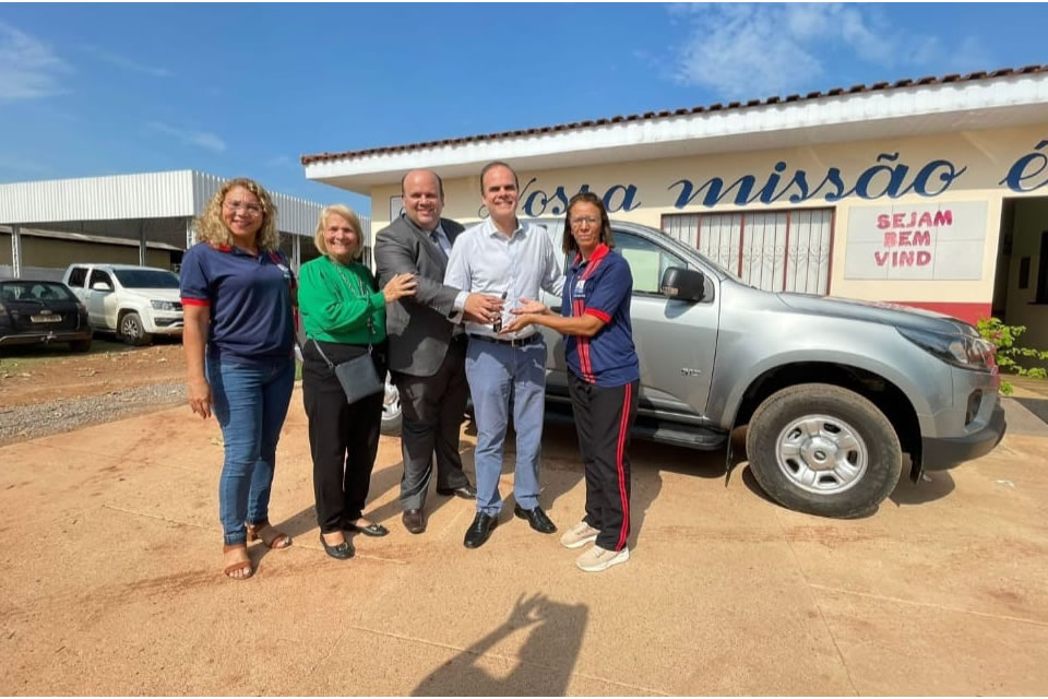 Alan Queiroz entrega caminhonete para o Centro Social Madre Mazzarello