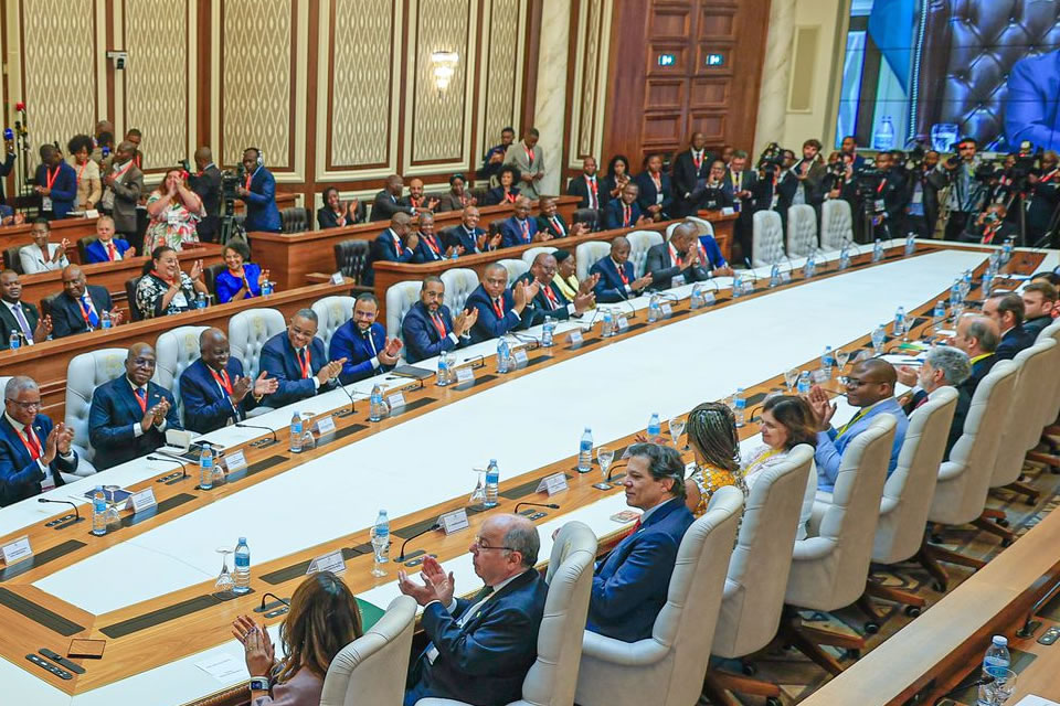 Na Assembleia Nacional de Angola, Lula homenageia Mãe Bernadete