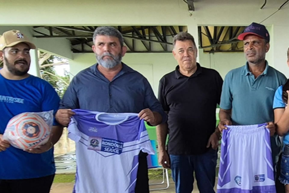 Deputado Jean Oliveira entrega kits esportivos em Santa Luzia d’Oeste