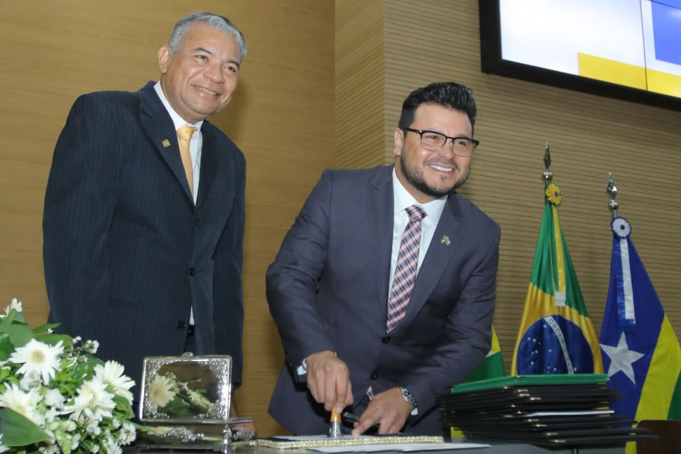 Selo marca comemoração dos 40 anos da primeira Constituição Estadual
