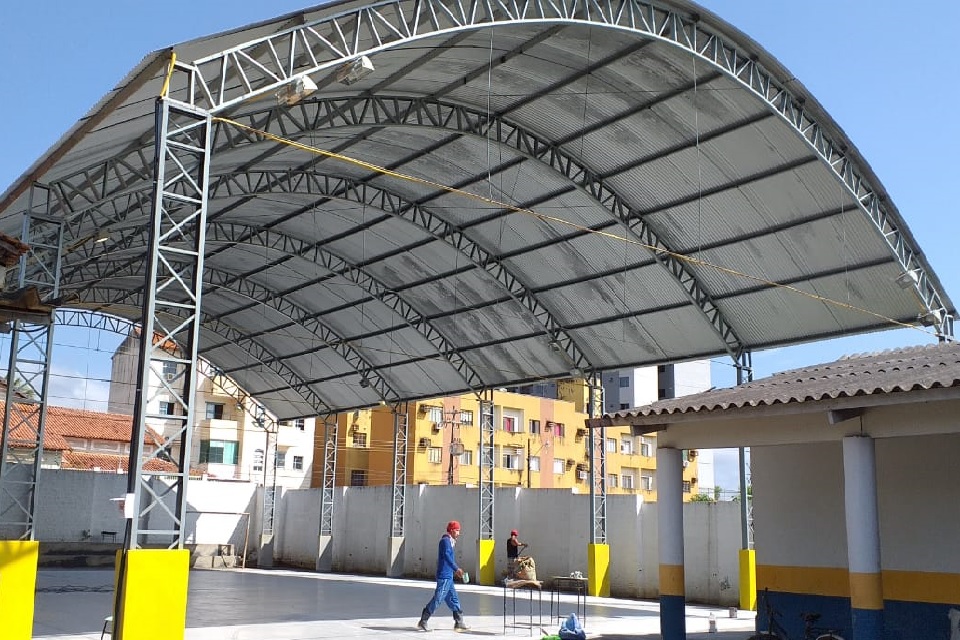 Após 25 anos, escola recebe cobertura e reforma de quadra poliesportiva