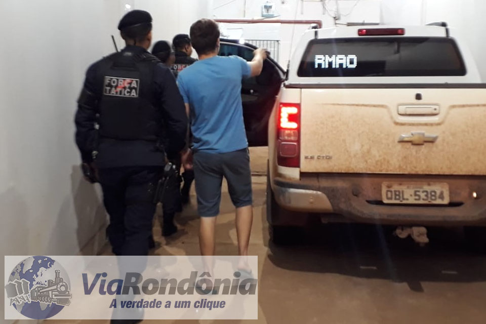 Durante abordagem de rotina Polícia prende jovem com pistola dentro de caminhonete