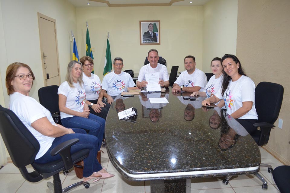 Prefeitura de Rolim de Moura faz doação de terreno para ONG Mulheres de Lenço