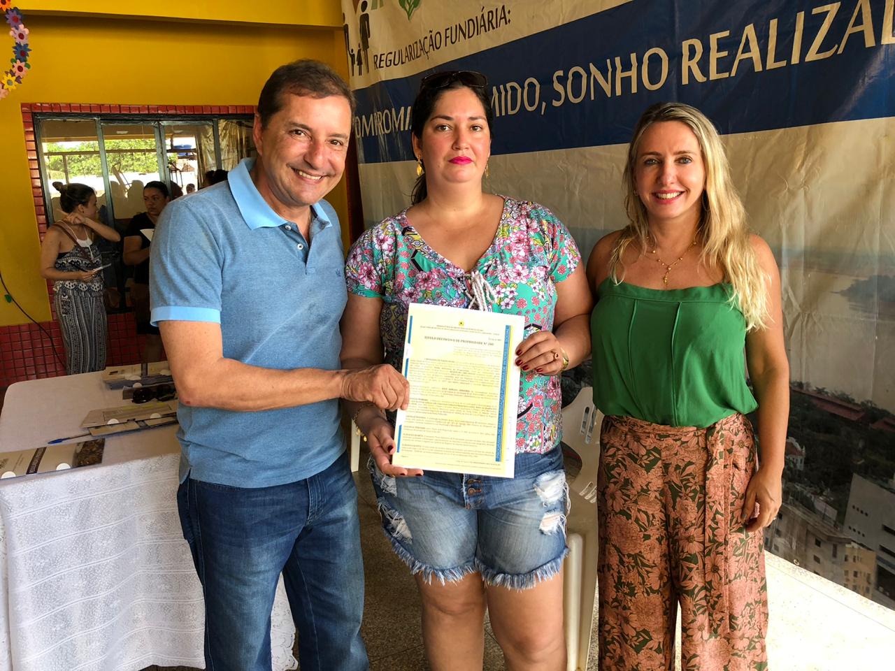 Prefeito entrega títulos aos moradores do Assentamento Teixeirão