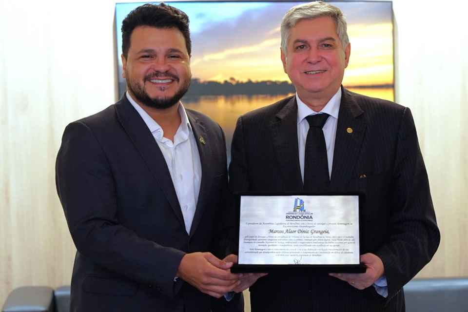 Deputado Marcelo Cruz entrega placa de homenagem ao presidente do TJRO