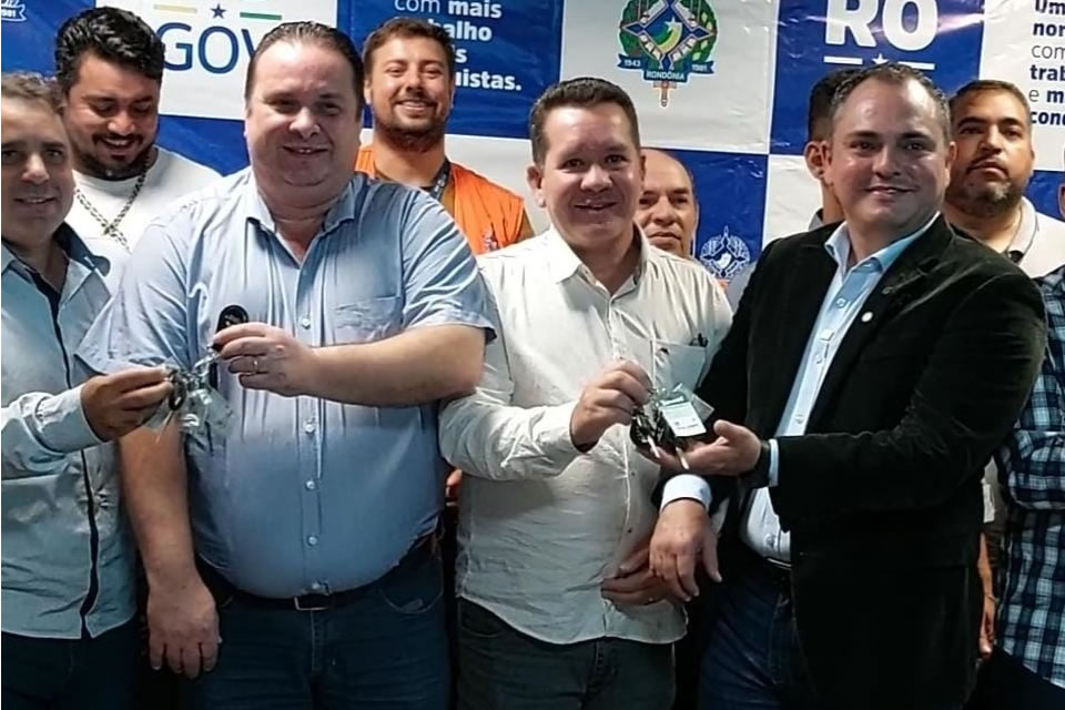 Dr. Luís do Hospital prestigia entrega de novos veículos ao DER