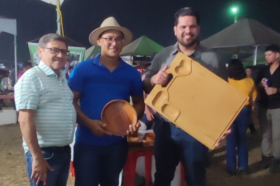 Jean Oliveira reafirma apoio ao agro durante Festa do Leite no distrito de Palmeiras