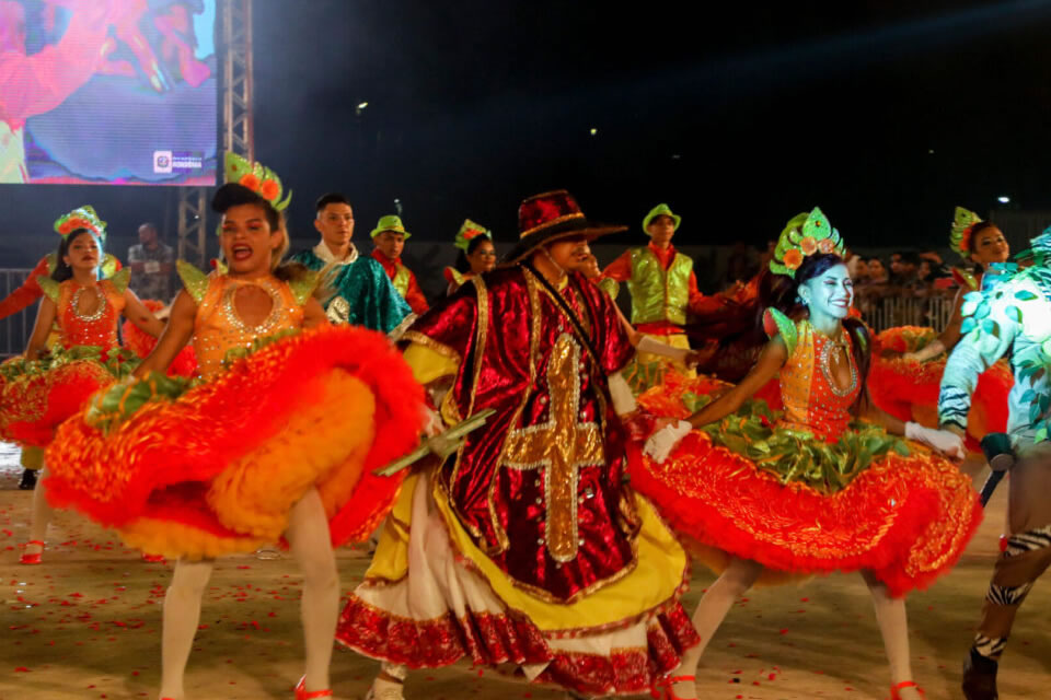 Rosas de Ouro promete encantar e conscientizar com tema sobre Desmatamento, no Arraial Flor do Maracujá