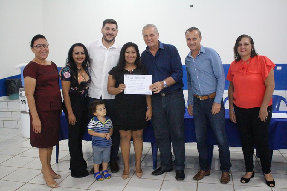 Adelino Follador participa da entrega de certificados de cursos Profissionalizantes