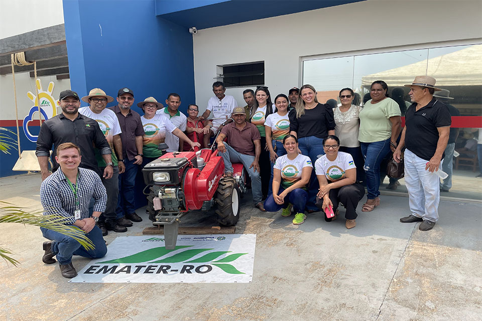 Em Mirante da Serra, Cláudia de Jesus faz entrega de implementos agrícolas