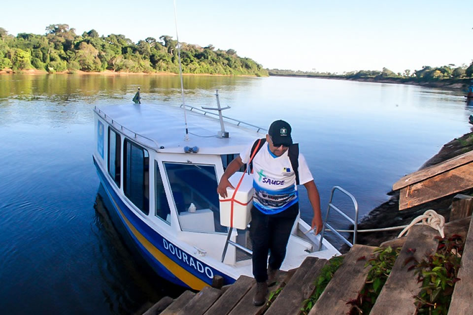 Rio baixo e barranco alto tornam ainda mais desafiador o trabalho dos profissionais a bordo da embarcação