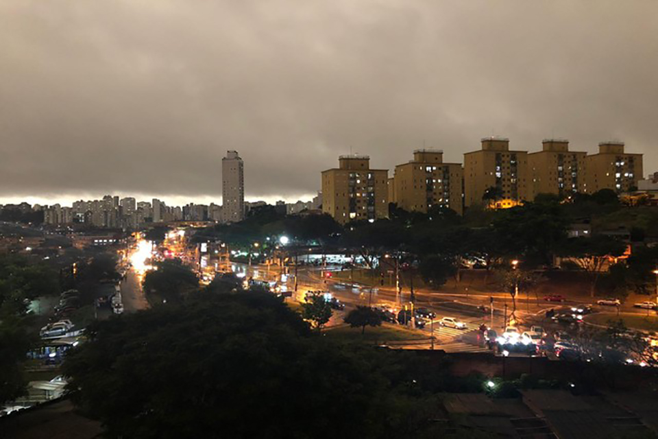 Dia vira noite: Fumaça de queimadas de Rondônia e frio provoca escuridão em São Paulo