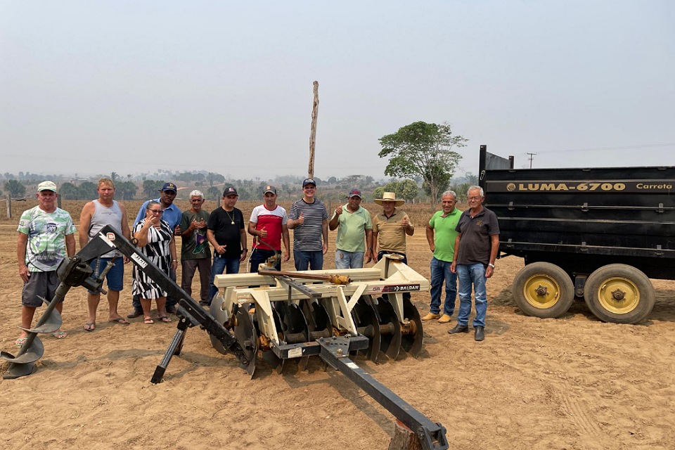 Deputado Alan Queiroz entrega equipamentos agrícolas à Asprolages, em Machadinho do Oeste