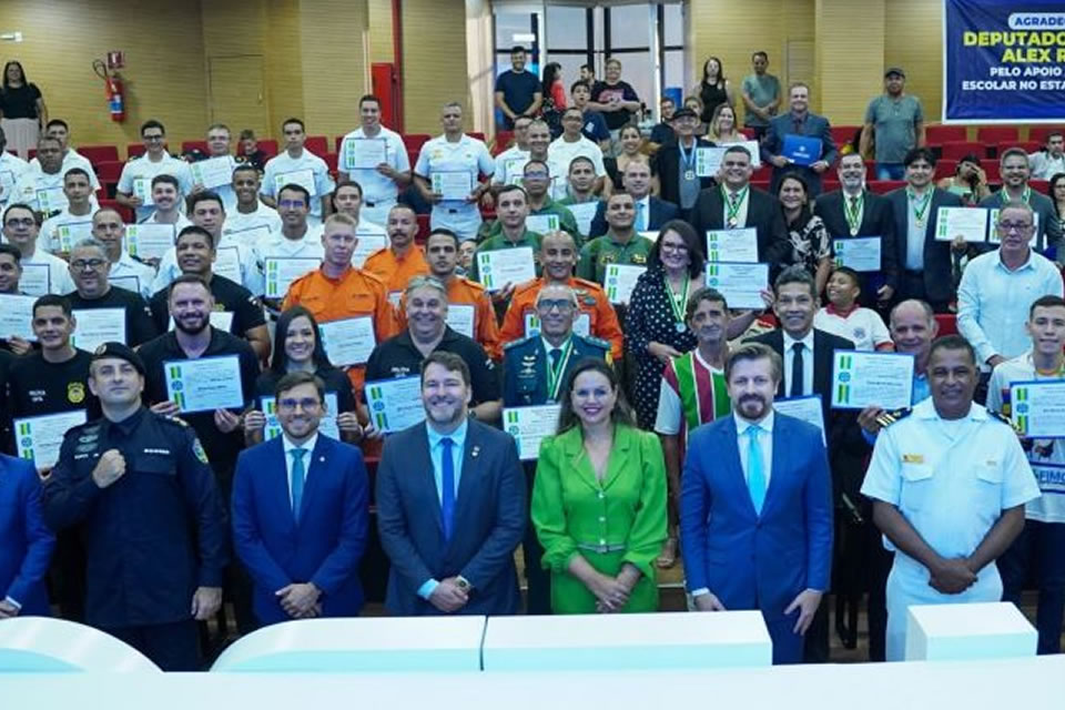 Alex Redano presta homenagem em sessão solene a pessoas e entidades de destaque em Rondônia