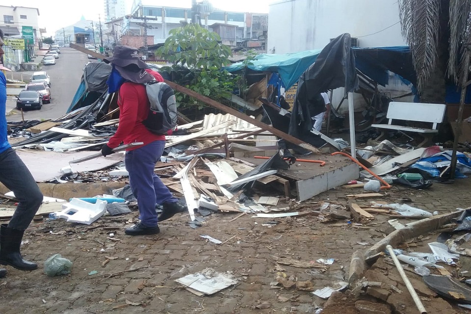 Prefeitura está limpando a Praça Jonathas Pedrosa após a saída dos comerciantes