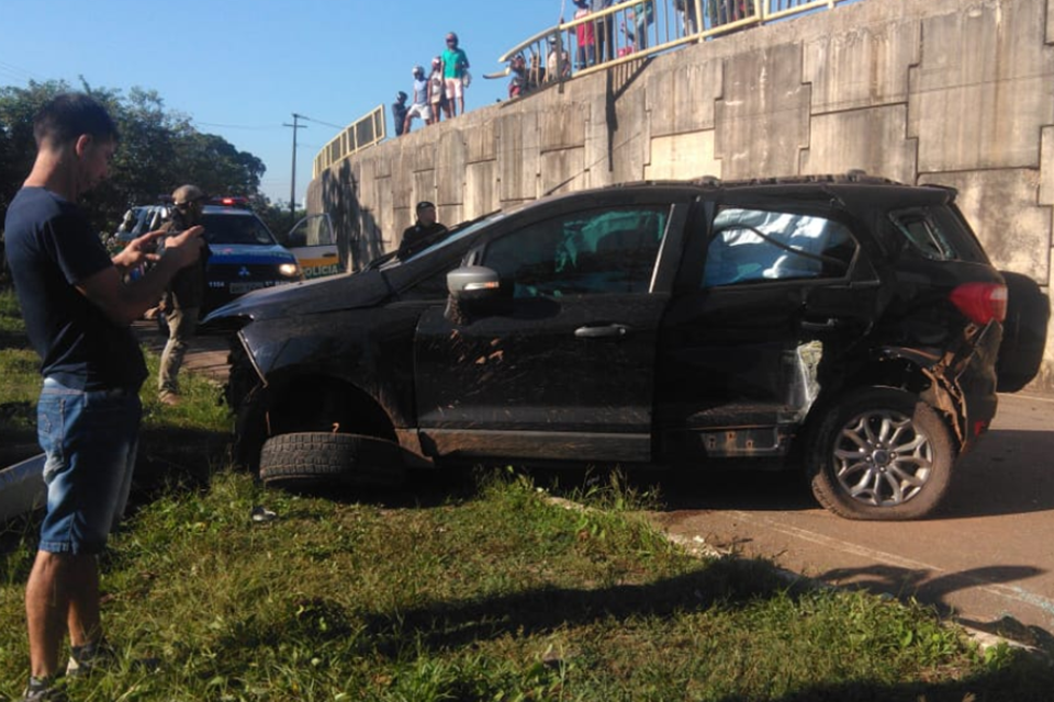 Motorista embriagado tenta fugir após cair com carro da ponte sobre o Rio Madeira