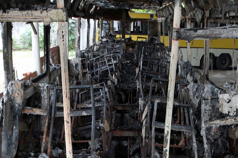 Ataques voltam a acontecer e ônibus e caminhão são incendiados no CE