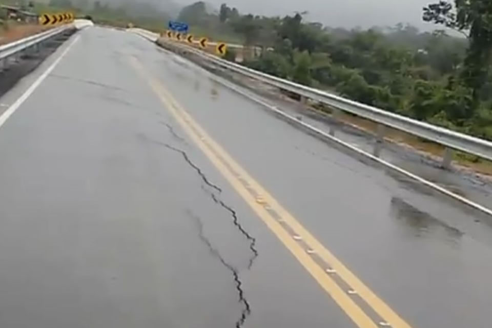 Alex Redano cobra providências sobre rachaduras na cabeceira da ponte que liga Alto Paraíso à BR-364