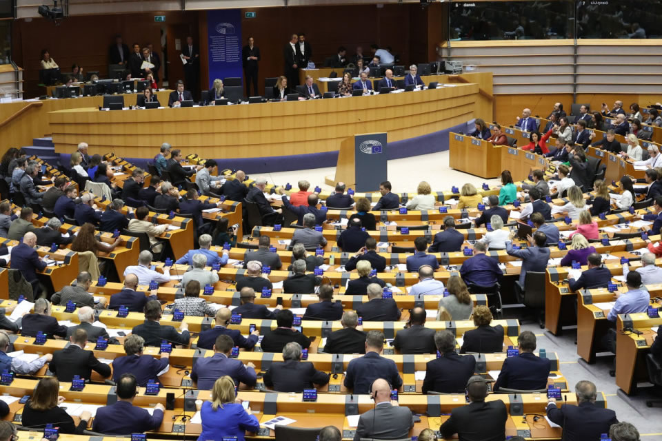Eurodeputados incluem aborto nos direitos fundamentais da UE