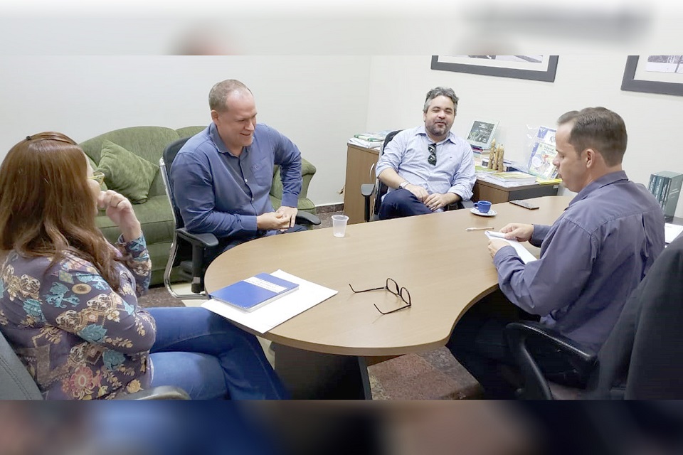 Escola do Legislativo discute parceria com Universidade Federal