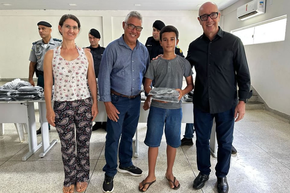 PM Mirim de Buritis recebe fardamento por meio de emenda do deputado Delegado Lucas