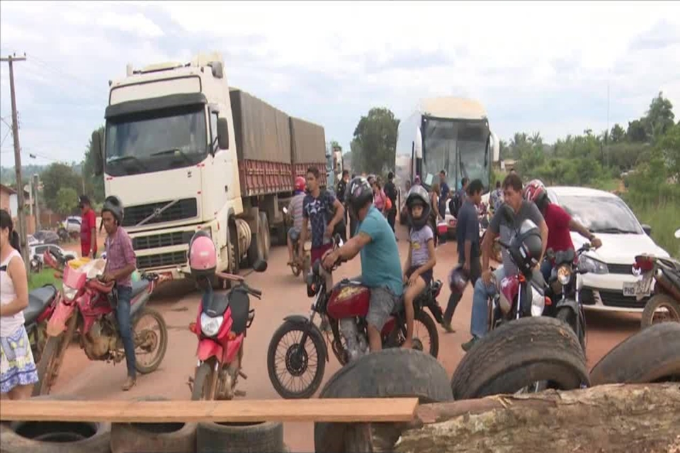 Não há clima para uma desobstrução pacifica da BR-364, em Extrema; Polícia tenta liberar rodovia