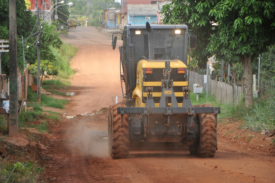 Prefeitura inicia asfaltamento de ruas no bairro Conceição