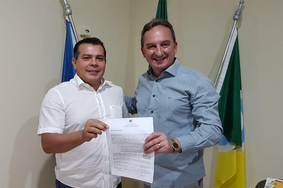 Rolim de Moura - Prefeito Luizão do Trento da ordem de serviço para ampliação da Creche Municipal Menino Jesus 